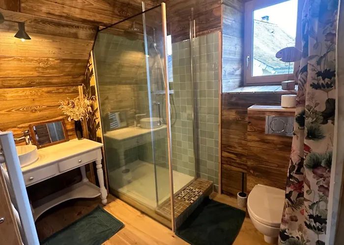 Emmanuel Semesterbostad Lées-Athas